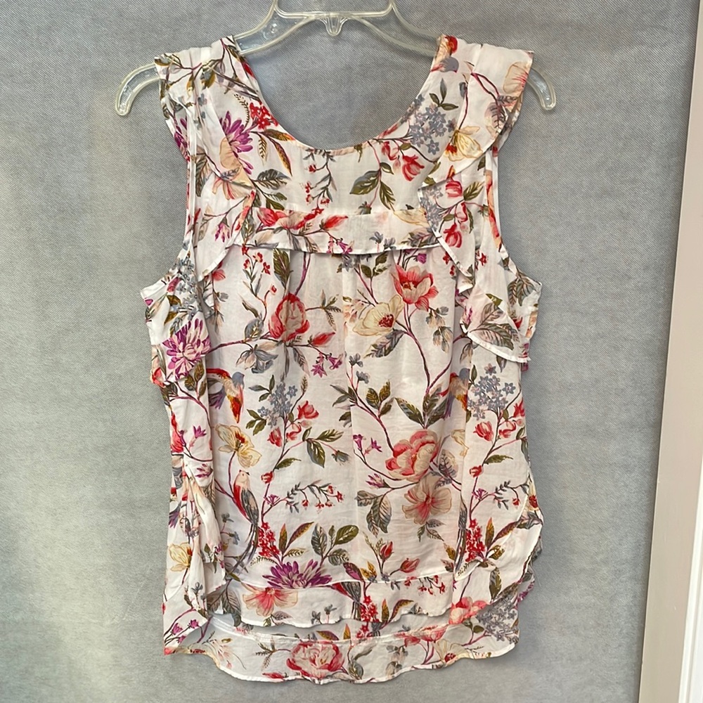 Super cute sleeveless Lauren Conrad floral top